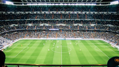 英超联赛激烈身体对抗比赛瞬间