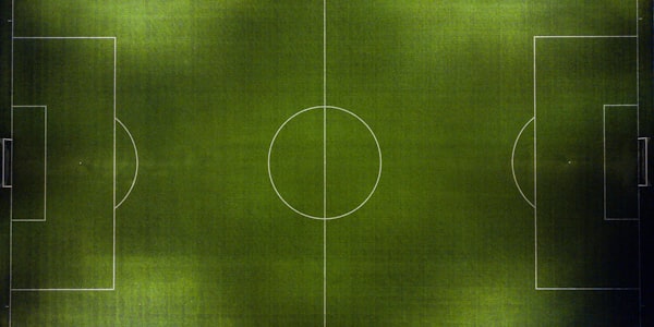 足球赛场激烈对抗直播画面特写