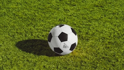 欧冠联赛标志与足球同框特写