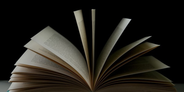 体育新闻记者正在编辑深度报道文章